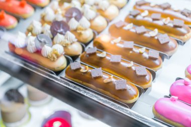 Buzdolabında parlak renkli kek .