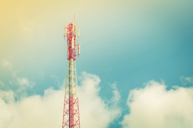 Güzel gökyüzü ile telekomünikasyon kulesi. (Filtre uygulanmış görüntü pr