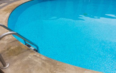 Merdivenli yüzme havuzu .