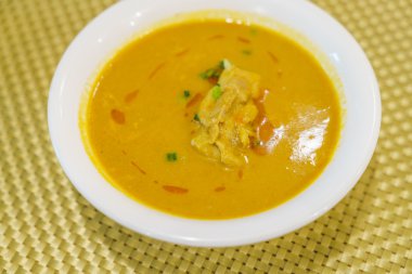 Japon yemekleri stil köri pirinç ile