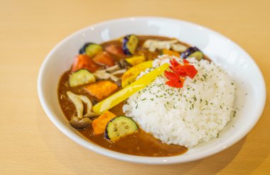 Japon yemekleri stil köri pirinç ile