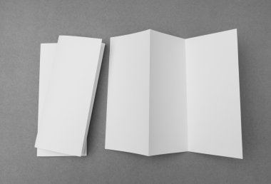 Panelli beyaz şablon kağıt gri arka plan üzerinde .