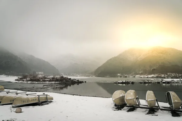 湖商事日本。美丽的白色冬天的视图 — 图库照片