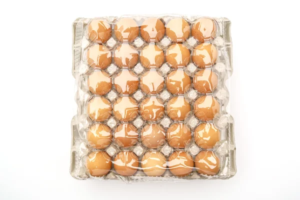 Tuoreet munat pakkauksessa valkoisella taustalla . — kuvapankkivalokuva