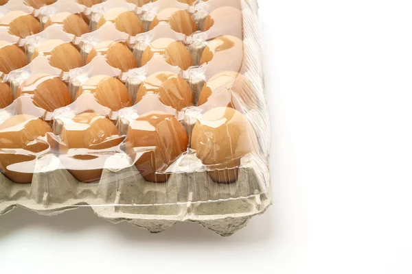 Huevos frescos en paquete sobre fondo blanco . —  Fotos de Stock