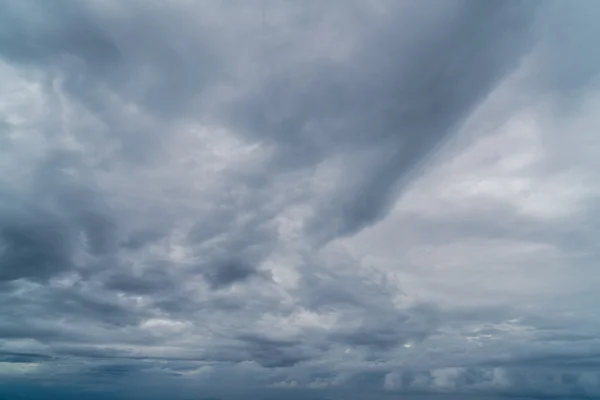 Nuvole di tempesta prima della pioggia . — Foto Stock