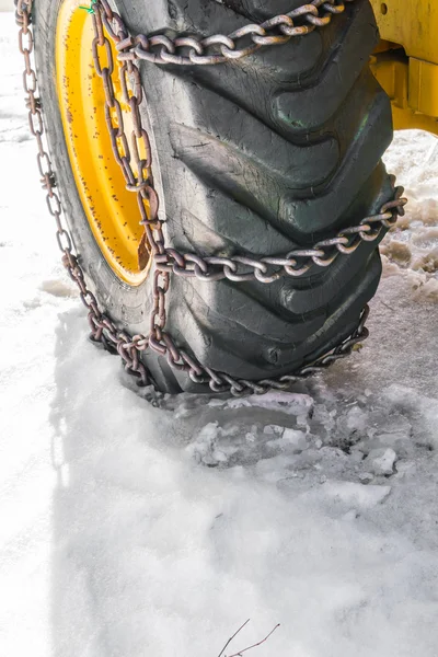 Wheel with chains on snow — Stock Photo, Image