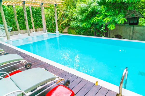 Piscina con asientos relajantes  . —  Fotos de Stock