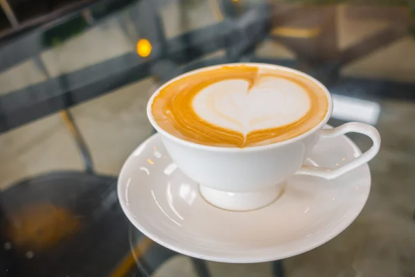 Latte Kahve sanat masada . — Stok fotoğraf