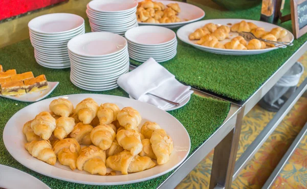 Pane croissant sul tavolo a buffet   . — Foto Stock