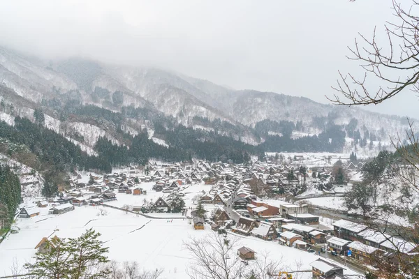 白川乡冬季有雪花飘落，日本 — 图库照片