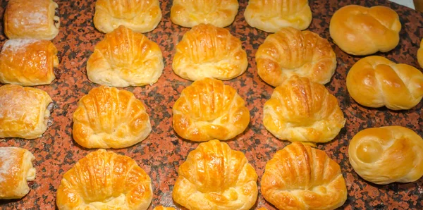 Croissant kenyér büfé asztal  . — Stock Fotó