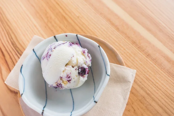 Gelato alla fragola in ciotola sul tavolo di legno . — Foto Stock