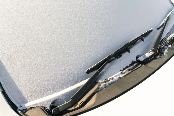 Auto bedekt met sneeuw in de winter — Stockfoto