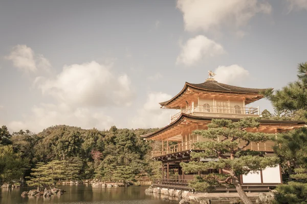 金阁寺"金阁"在日本京都 （筛选器 — 图库照片