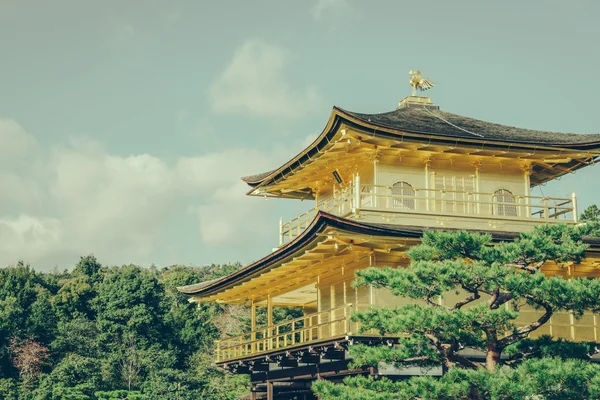 Kinkakuji tempel "Het gouden paviljoen" in Kyoto, Japan (Filter — Stockfoto