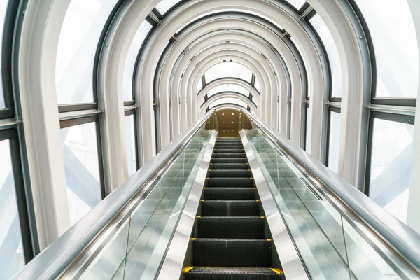 Rolltreppe im modernen Gebäude — Stockfoto