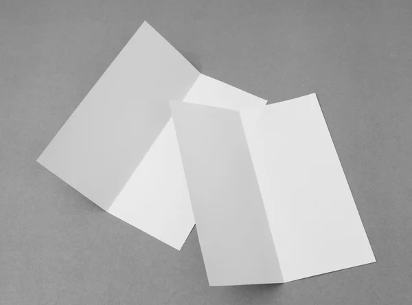 Bifold papel de plantilla blanco sobre fondo gris  . — Foto de Stock