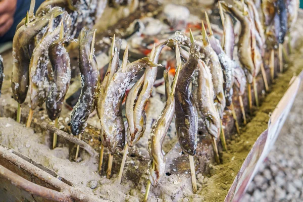 Vissen met zout buitenshuis wordt gegrild in Japan — Stockfoto