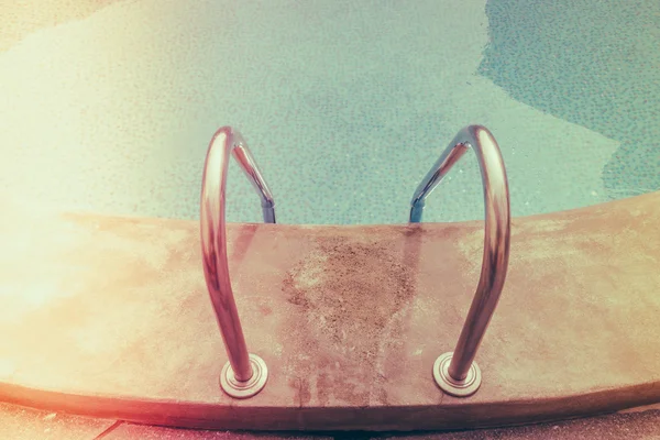 Piscina con scale. (Immagine filtrata elaborata vintage e — Foto Stock