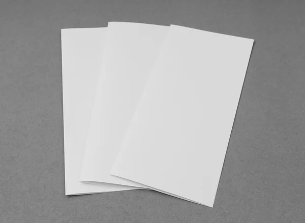 Bifold papel de plantilla blanco sobre fondo gris  . — Foto de Stock