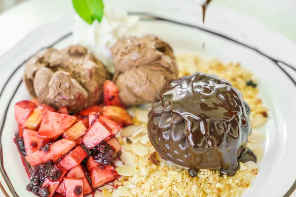 Pastel de chocolate con melocotón de frutas, grosella negra, arándanos, manzana —  Fotos de Stock