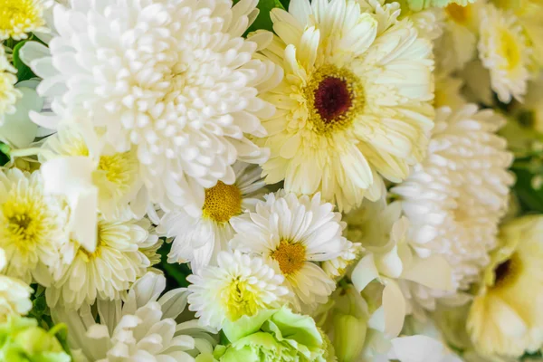 Lindas flores para os namorados e cena do casamento — Fotografia de Stock