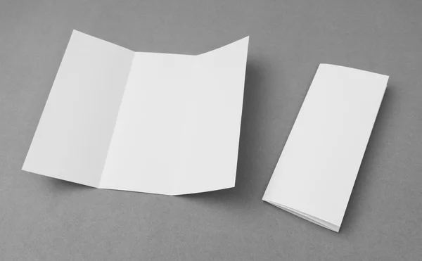 Trifold 회색 배경에 흰색 템플릿 종이 . — 스톡 사진