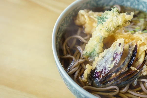 Tagliatelle giapponesi di ramen sul tavolo — Foto Stock