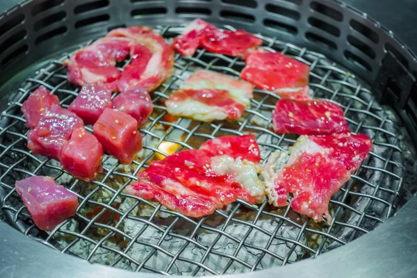 Estilo japonês carne fresca crua em churrasqueira quente  . — Fotografia de Stock