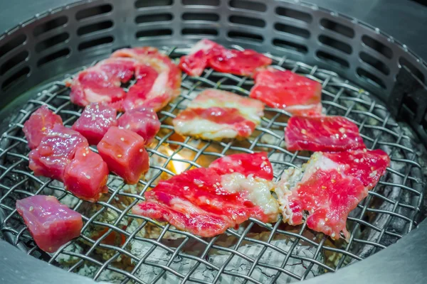 Estilo japonés Carne fresca cruda en parrilla de barbacoa caliente  . — Foto de Stock
