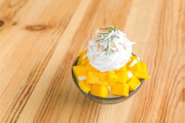 Kore usulü taze mango. Ahşap masada buzlu. .