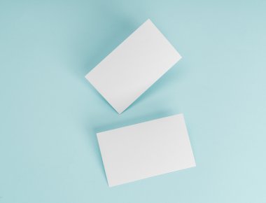 Mavi arka plan üzerinde boş kartvizit .