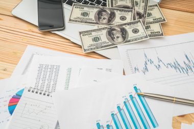 Dizüstü bilgisayar, telefon, dolar bankn tablo Mali çizelgeleri