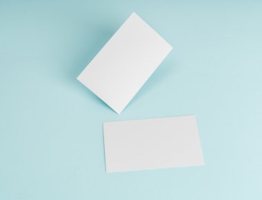 Mavi arka plan üzerinde boş kartvizit .