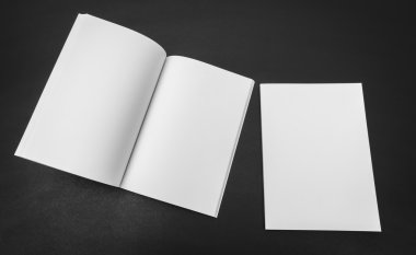 Katalog, dergi boş, sahte siyah arka plan üzerine kitap .