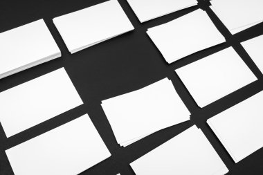 Kartvizit siyah arka plan üzerine .