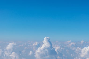 mavi gökyüzünde bulut .