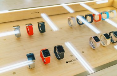 Tokyo, Japonya - 21 Kasım 2015: Birkaç yeni Apple Watch Sp