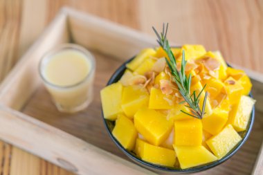 Kore usulü taze mango. Ahşap masada buzlu. .