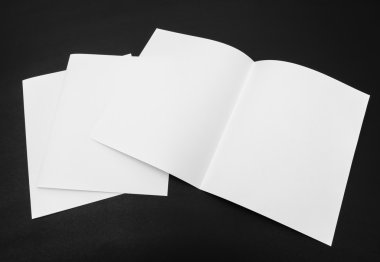 Bifold beyaz şablon kağıt üzerinde siyah arka plan .