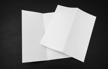 Bifold beyaz şablon kağıt üzerinde siyah arka plan .