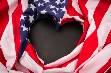 Kalp şekli siyah arka plan üzerine Amerikan bayrağı .