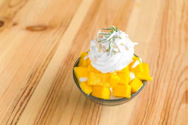 Koreanischer Stil frische Mango rasiertes Eis auf Holztisch . — Stockfoto