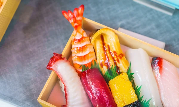 Sushi-Rollen aus Plastik in einer Vitrine — Stockfoto