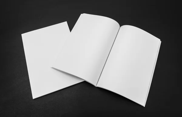 空白のカタログ、雑誌、黒い背景の模擬本まで . — ストック写真