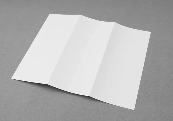 Carta modello trifold bianco su sfondo grigio  . — Foto Stock