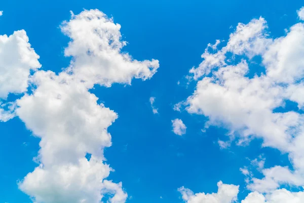 Wolken am blauen Himmel . — Stockfoto