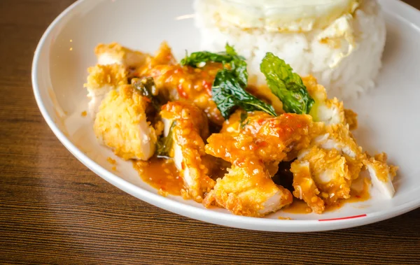 Arroz con pollo crujiente y huevo frito . — Foto de Stock