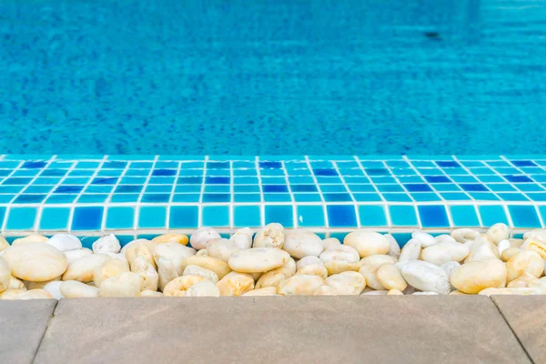 Piscină albastră cu apă sfărâmată  . — Fotografie, imagine de stoc